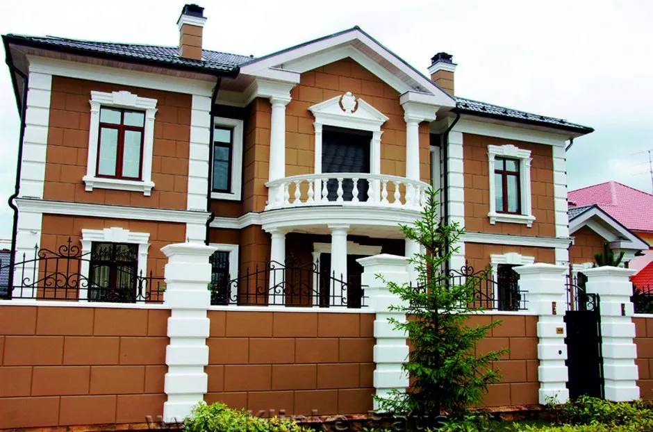 Лепнина на кирпичном фасаде