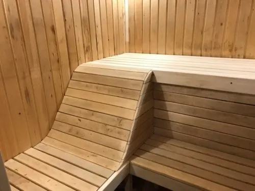 Полки в баню своими руками: варианты из липы, осины, фото